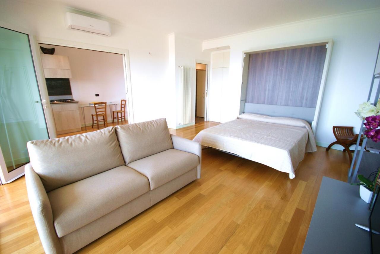 Loft Bayview Apartment อิมเปรีอา ภายนอก รูปภาพ